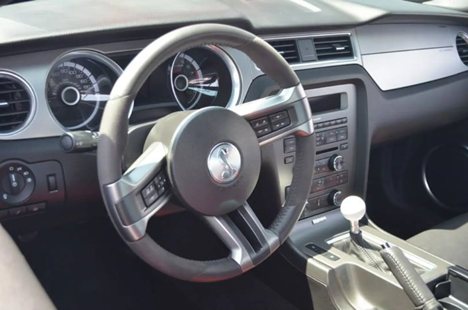 Vehicle cockpit with gear shift