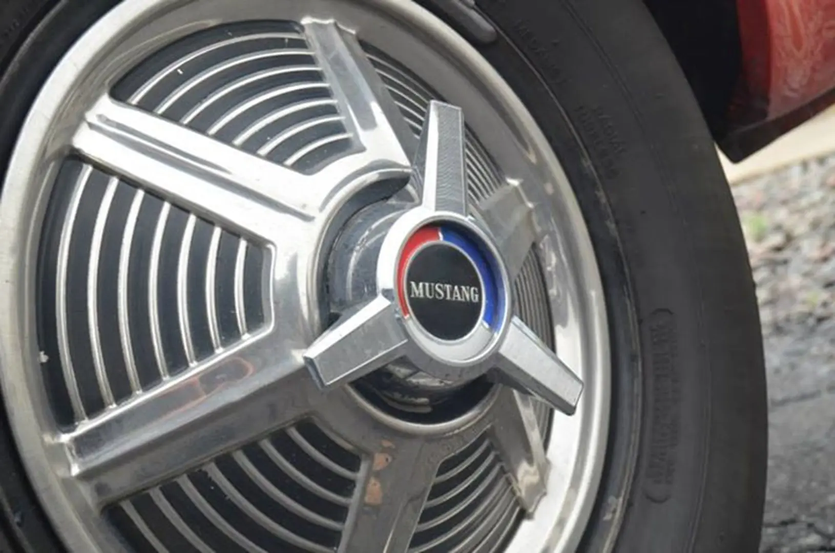 Vintage Mustang hubcap design