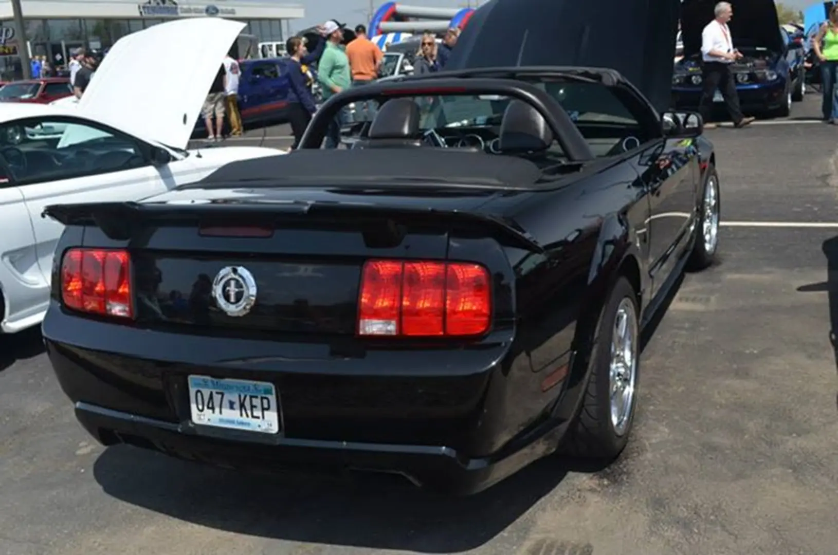 Convertible with license plate 047-KEP