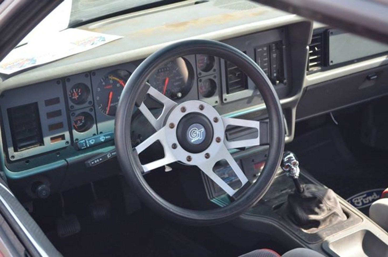 Retro vehicle cockpit with analog gauges